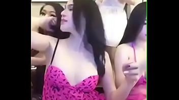 Gadis Tionghoa Seksi Lagi Asyik Main Jari