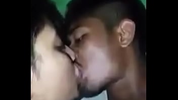 Gadis Desi Panas Berciuman Penuh Gairah