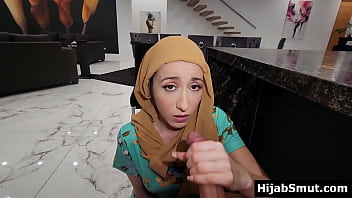 Gadis Muslimah Pemalu Yang Menggoda Menghisap Teman Amerika-nya