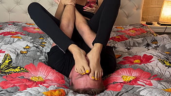 Gadis Asia Menginjak Dan Menaklukkan Pria Dengan Kaki Seksi