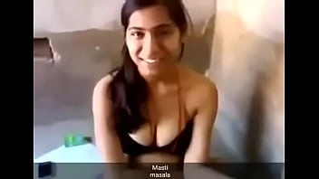 Gadis Desi Seksi Membuka Pakaian Dengan Menggoda