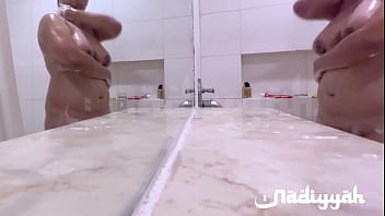 Istri Arab Montok Berpayudara Besar Mandi Dengan Sensual
