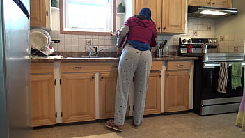 Pembantu Muslim Turki Menggoyang Pantatnya Untuk Bos Yang Tergila-gila Di Dapur