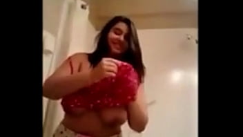 Wanita Arab Dengan Ular Raksasa Yang Menggoda