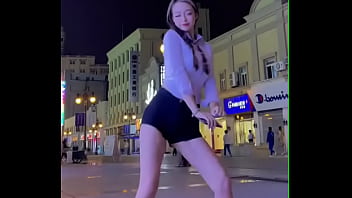 Gadis Cina Genit Menggoyang Tubuhnya Di Depan Umum Di Douyin