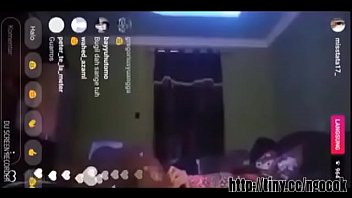 Bernyanyi Sambil Menggoda Di Atas Panggung