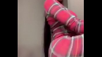 Gadis Asia Menggoyangkan Bokong Montoknya Yang Ranum Di Instagram Live Sambil Menyanyikan Lagu Barunya, Gerakan Mulutnya Yang Sensual Bikin Panas