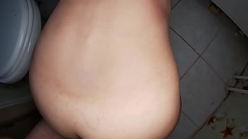 Anak Tiriku Masuk Ke Kamar Mandi Dan Menghamili Ibunya Lewat Pantat