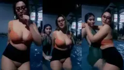 Basah-basahan Di Kolam Renang Dengan Sahabat Mesra