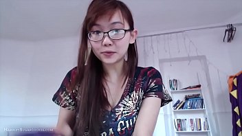 Cewek Asia Ngoceh Cepat Dengan Mulut Yang Menggoda