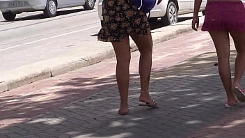 Gostosa De Biquíni Indo Molhar A Raba Na Praia, Que Delícia De Bunda!