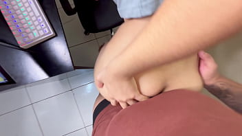 Keponakanku Yang Masih Belia Sedang Bermain Dan Tak Kuasa Menahan Diri Saat Melihat Batangku Yang Keras Di Depannya
