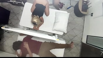 Pijat Pasangan Berujung Mesum, Istri Cantik Dihajar Masajis Di Depan Suaminya Yang Cuckold