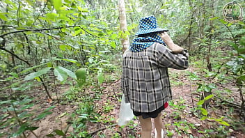 Sensasi Panas Tubuh Gadis Thailand Saat Menggeliat Di Hutan, Suara Erotis Mengalun Di Telinga