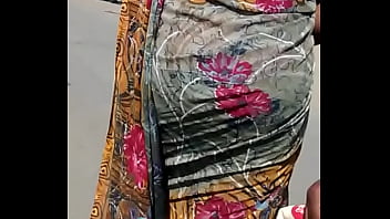 Gadis Seksi Dengan Pantat Panas Bergoyang Dalam Sari