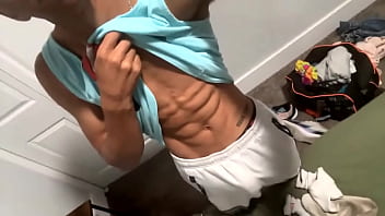 Ayo Ikut Ke Gym, Kita Bisa Saling Memanaskan Badan Dulu Sebelum Angkat Beban.