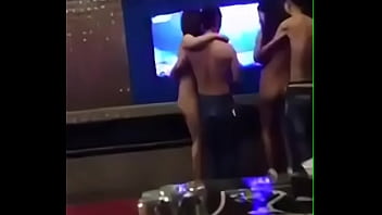 掃不掉的淫亂!中國再爆情色ktv 男女激戰「3p濕身遊戲」火辣裸照全流出