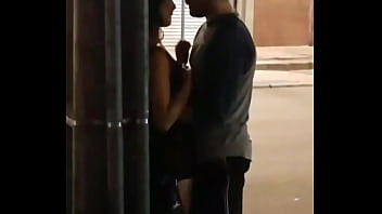 Menggoda Gadis Tiongkok Dengan Ciuman Liar Dan Gigitan Sensual Di Bibirnya