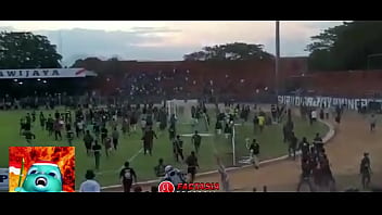 Goyang Ngebor Brutal Ala Cewek-cewek Suporter Indonesia