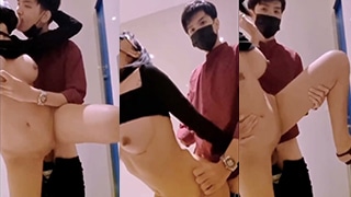Goyangan Mesra Di Kamar Mandi Kantor Bareng Rekan Kerja Yang Bergairah