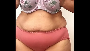 Malam Panas, Gadis India Ini Perlahan Melepaskan Gaun Formalnya Hingga Tersisa Lingerie Menggoda
