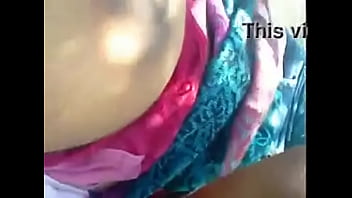 Menggenggam Payudara Desi Yang Menggoda