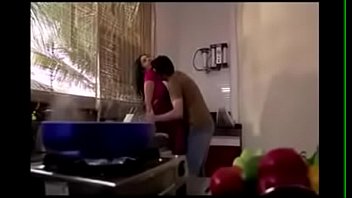 Gadis India Yang Menggoda Dengan Lekuk Tubuh Memikat
