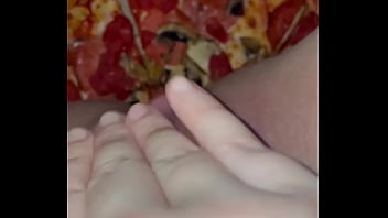 Putri Arab Yang Nakal Menggoda Diri Dengan Pizza, Coklat, Dan Es Krim Di Los Angeles