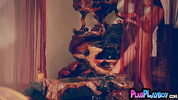 Sesi Pose Penuh Gairah Dan Striptease Panas Ibu-ibu China Seksi Untuk Playboy
