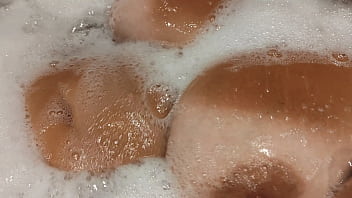Adik Tiri Yang Seksi Dan Terbakar Matahari Di Kamar Mandi Usai Liburan Di Turki