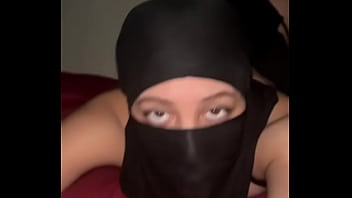 Tampilan Pantat Muslimah Berhijab – Gadis Arab Nakal Menggoyangkan Bokong Dan Bermain Dengan Pantatnya Yang Menggoda