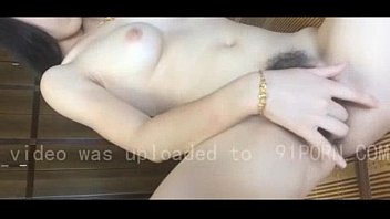 Gadis Tionghoa Manis Berkacamata Yang Sedang Memuaskan Nafsunya Sendiri