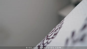Salah Masuk Kamar, Anak Tiriku Malah Merangkulku Dan Kami Berbagi Ranjang Penuh Gairah Di Pagi Buta