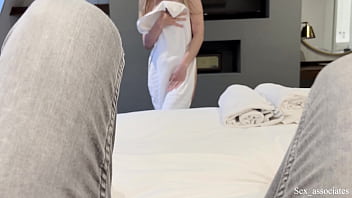 Ibu Tiriku Menangkapku Mengintipnya Mandi Di Kamar Hotel Yang Kami Bagi.