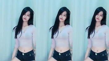 Cô Gái Trung Quốc Uốn éo Trên Mái Nhà Rực Lửa