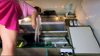 Pantat Seksi Ini Menggoda Saat Ia Membungkuk Meraih Rak Terbawah