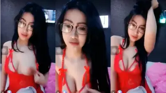 Live Hot Cewek Berkacamata Dengan Lingerie Merah Yang Menggoda