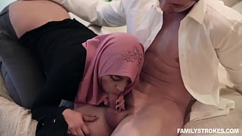 Putri Tiri Berhijab Menggoda Dan Menggila Dengan Ayah Tirinya – Ella Knox