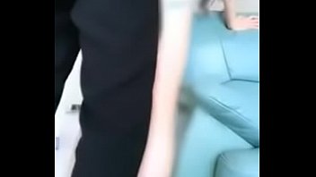 Gadis Asia Beraksi Di Sofa Dengan Sepatu Tinggi Dan Kaki Seksi