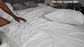 Ibu Tiri Terpaksa Menyerah, Dua Kontol Besar Ingin Menghancurkan Pantatnya