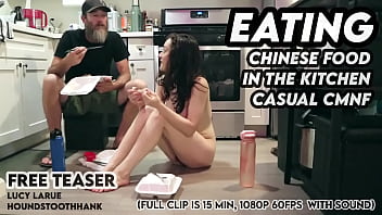 Makan Makanan China Di Dapur Dengan Wanita Telanjang Santai