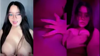 Berkacamata, Bella Ngangkang Mengocok Mango Basah
