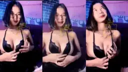 Gadis Berkacamata Menggoda Dengan Lingerie Yang Membara