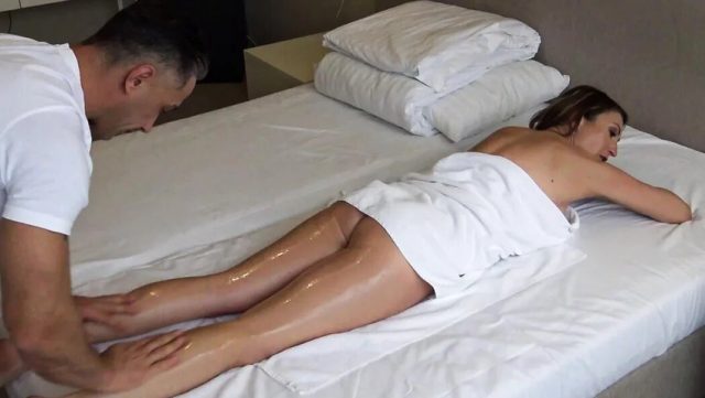 Mugur Porn – Julia North, Milf Berpengalaman, Dipijat Hingga Anal Dengan Mugur