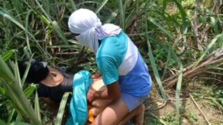 Nyonya Kaya Digilas Habis-habisan Oleh Buruh Kasar Di Ladang India