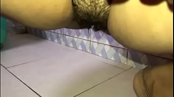 Desi Pacar Cantik Kencing Di Kamar Mandi