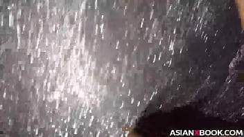 Gadis Asia Menggoda Dengan Stoking Jaring Ikan Yang Seksi