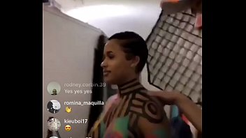 Live Instagram: Payudara Tersingkap Tak Sengaja