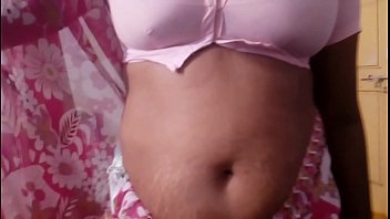 Desi Bhabhi Basah Usai Mandi, Saree Tipis Membalut Tubuh Seksi