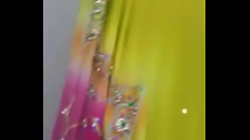 Gadis India Yang Menggoda Dengan Lekuk Tubuh Yang Memikat